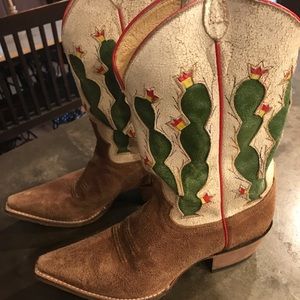Women’s size 9B Justin cactus cowboy boots.